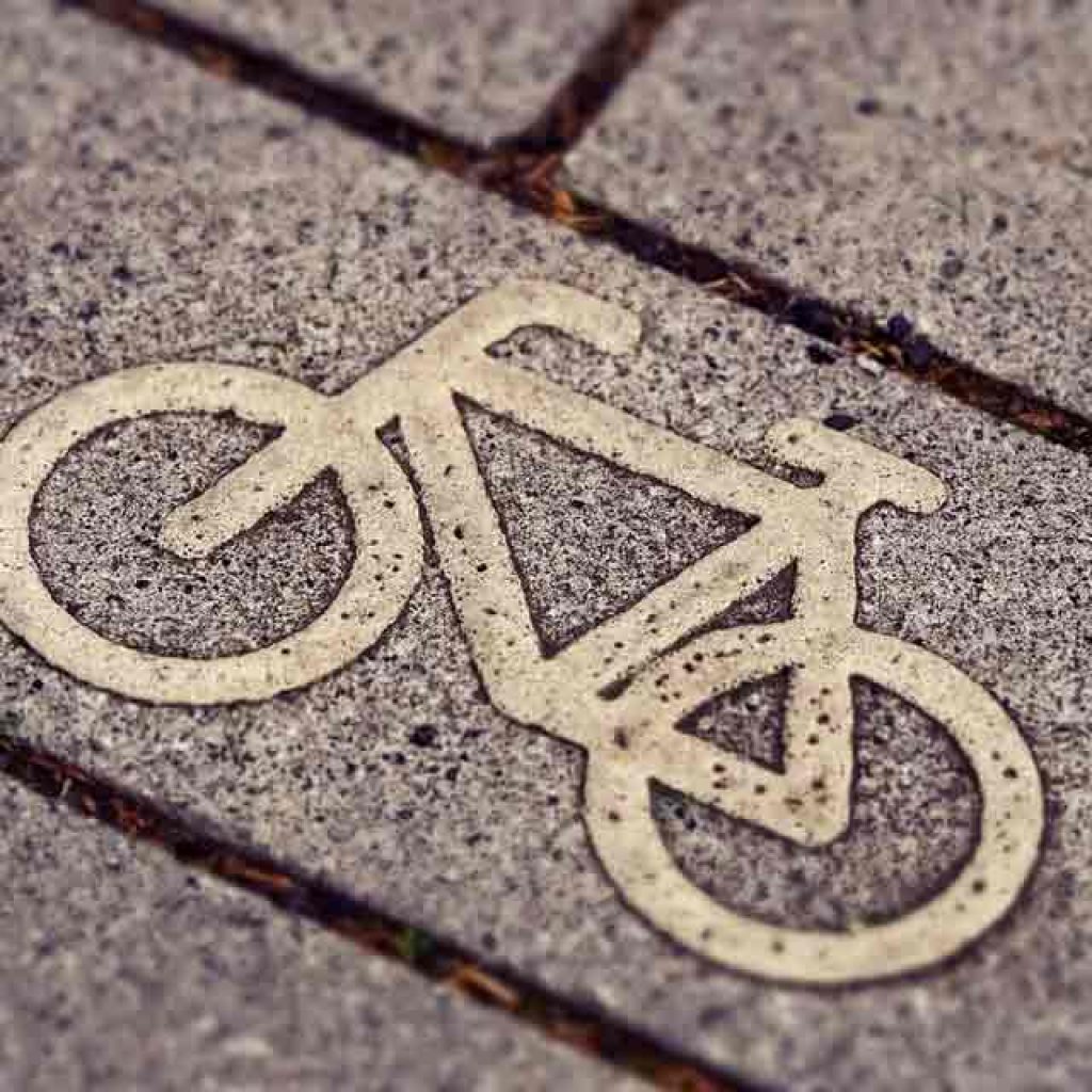 Kiedy można jechać rowerem po chodniku?
